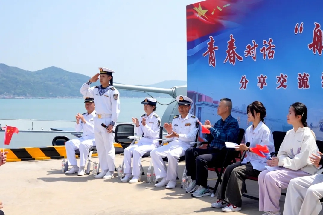 闽东某军港，一艘新054A改等一个舰名官宣烽火问鼎计划中国海军
