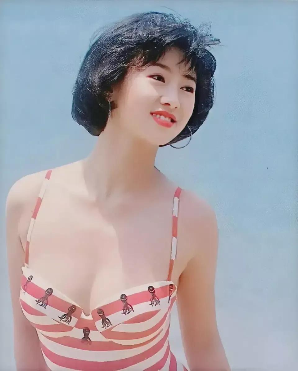 原来她才是传说中的“天使的容貌、魔鬼的身材”啊！

她的长相，时而看起来清新脱俗