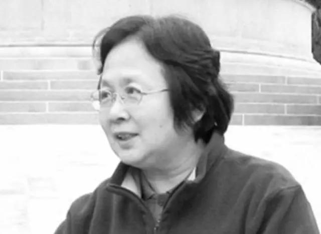 我刚知道一个故事，像电影又扎心。许寒冰，原名许芙蓉，1919年在马来西亚出生，1