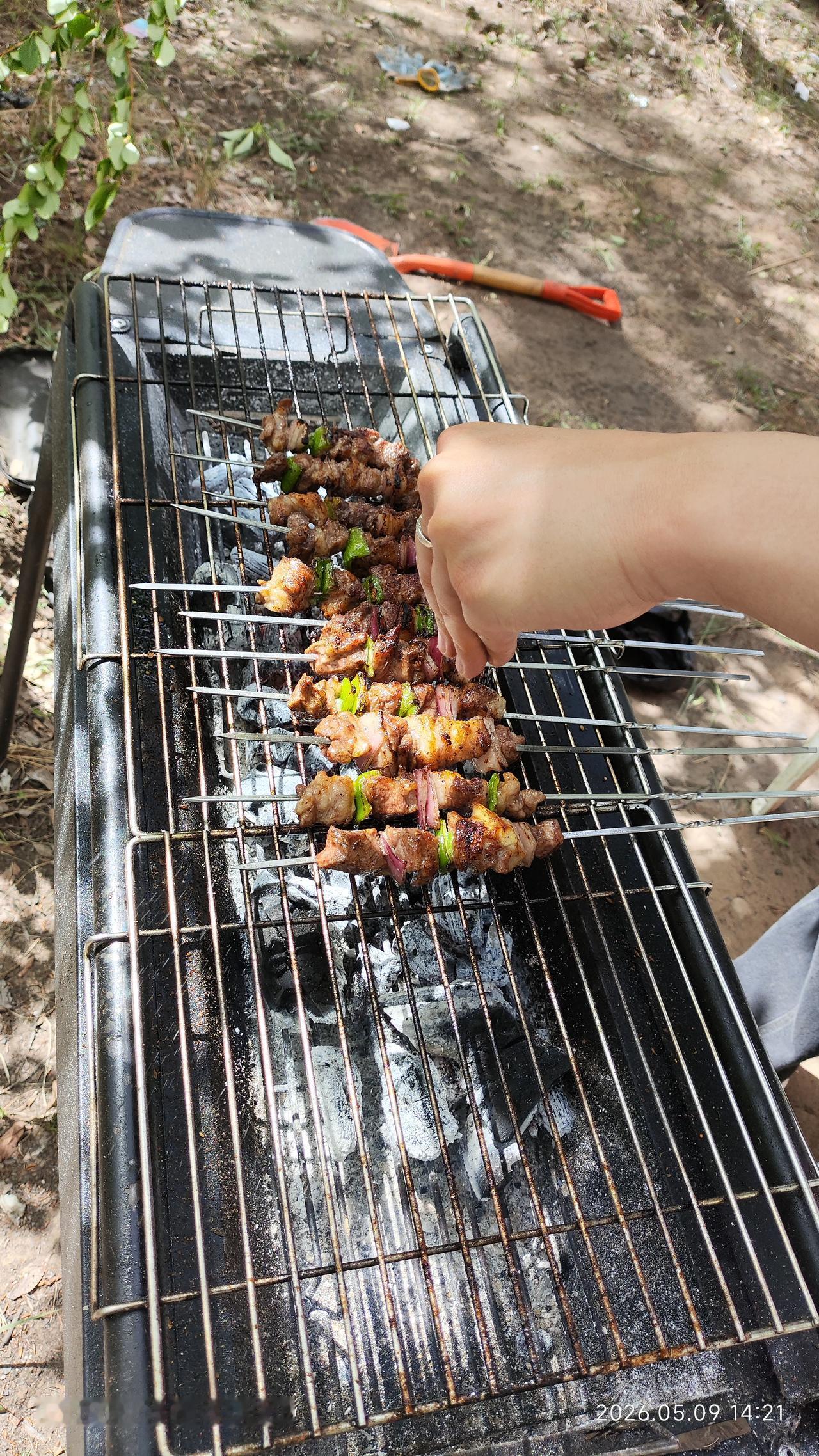 今天大同气温一下子飙升到27℃，真有点夏天的感觉了。趁着孩子还没回学校，我们带着