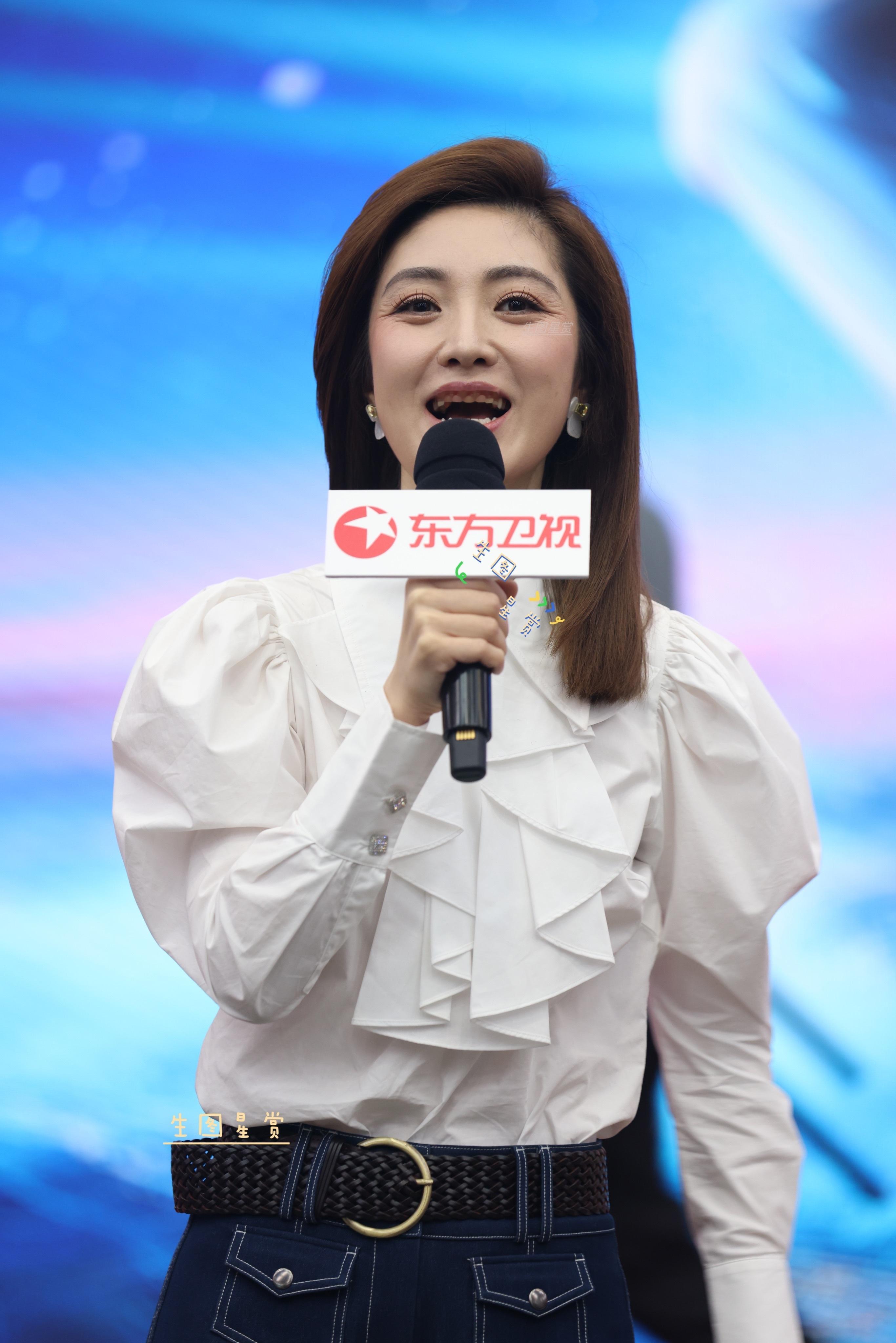 何卿主持亚洲新声看片会，职场极简风淡雅知性💙🤍 ​​​