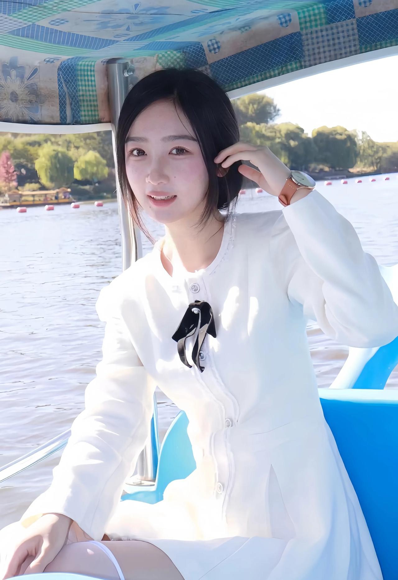 出门游玩时，拍摄到一位很好看的小姐姐，她还对着我笑。