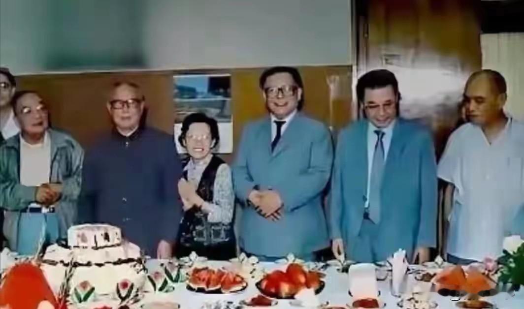 1989年八十大寿盛会，李先念寿宴合影，老一辈革命家珍贵相聚时刻。李先念1909