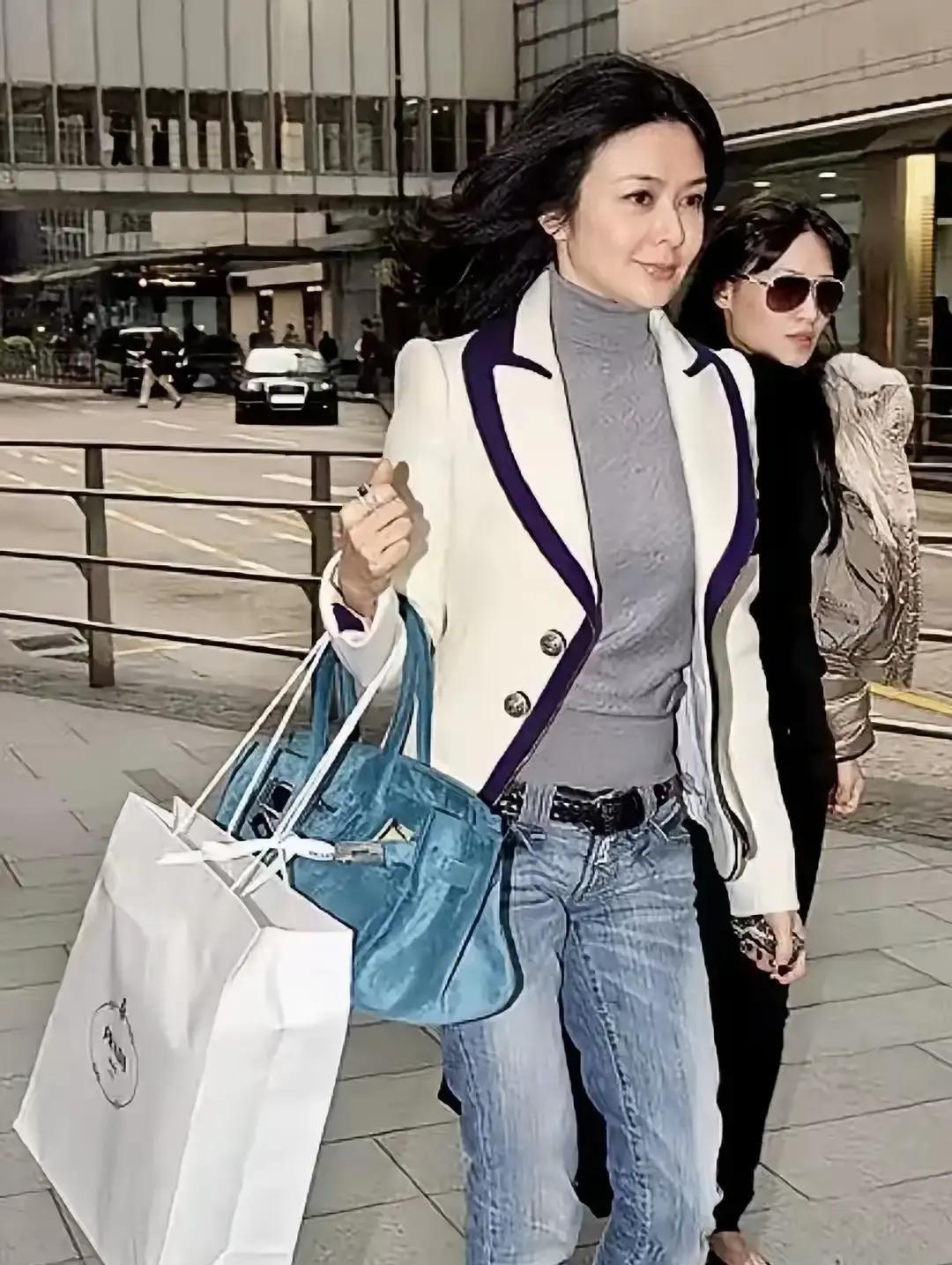 刷到一条标题说“向华强刘嘉玲张敏都对某神秘美女甘拜下风”，我差点把茶喷出来。
点