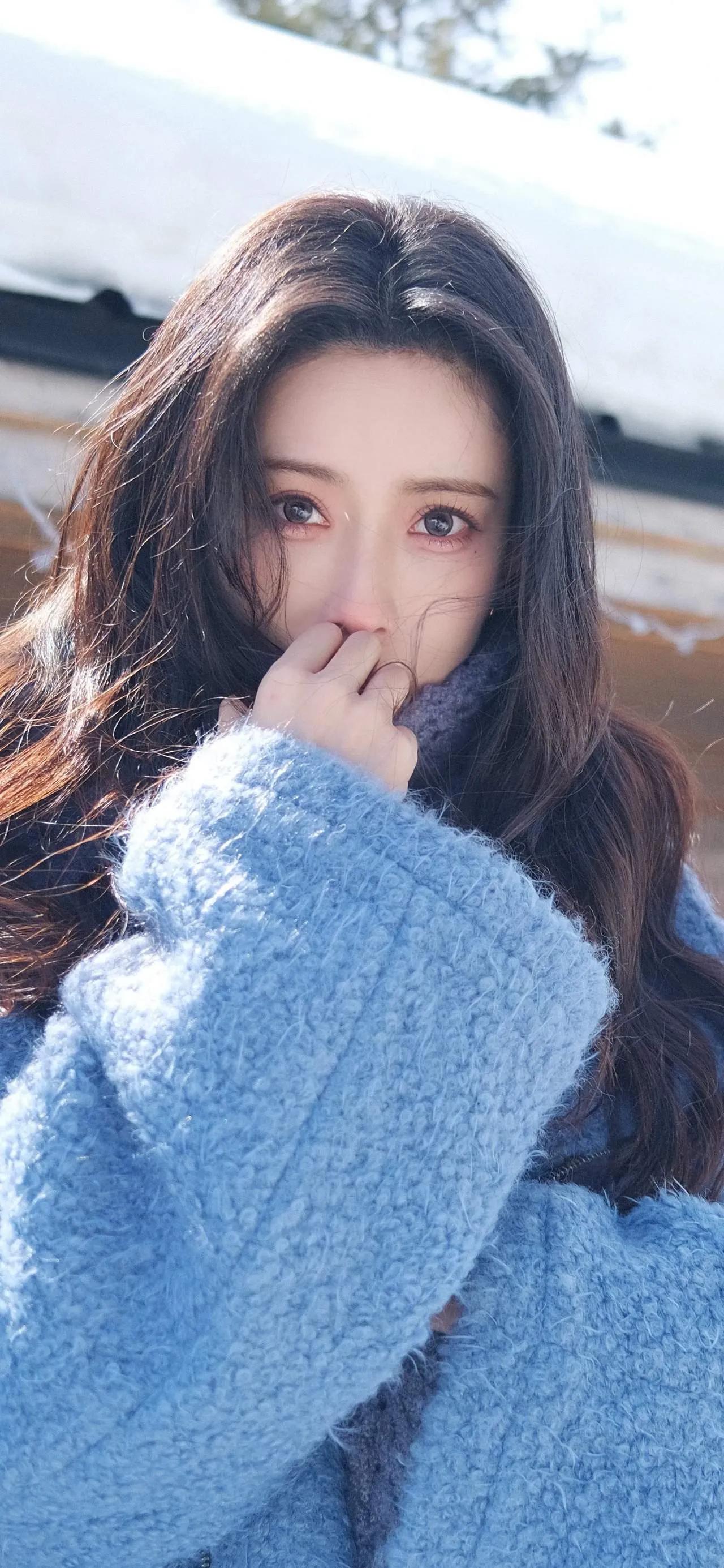 孟子义的长相美艳 ，性格也是非常的开朗，她和杨颖一样都有天生的原生态长相，从小美