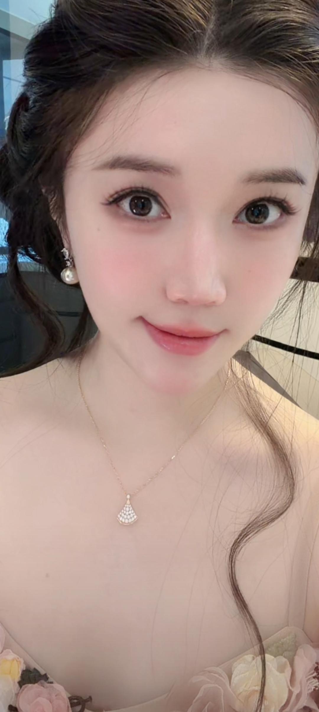 这姑娘真漂亮，笑起来好甜！