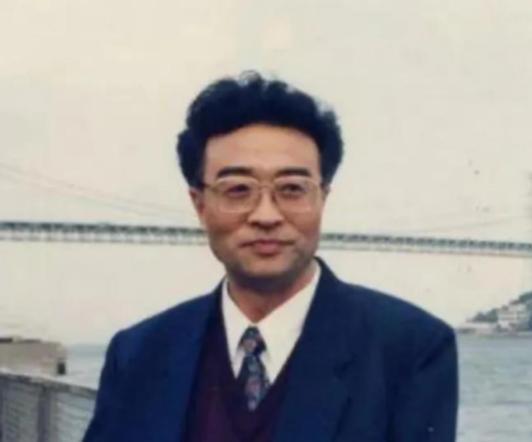 他名叫刘铁骑，是大贪官刘青山的儿子，父亲在1952年被枪毙的时候，刘铁骑才6岁，