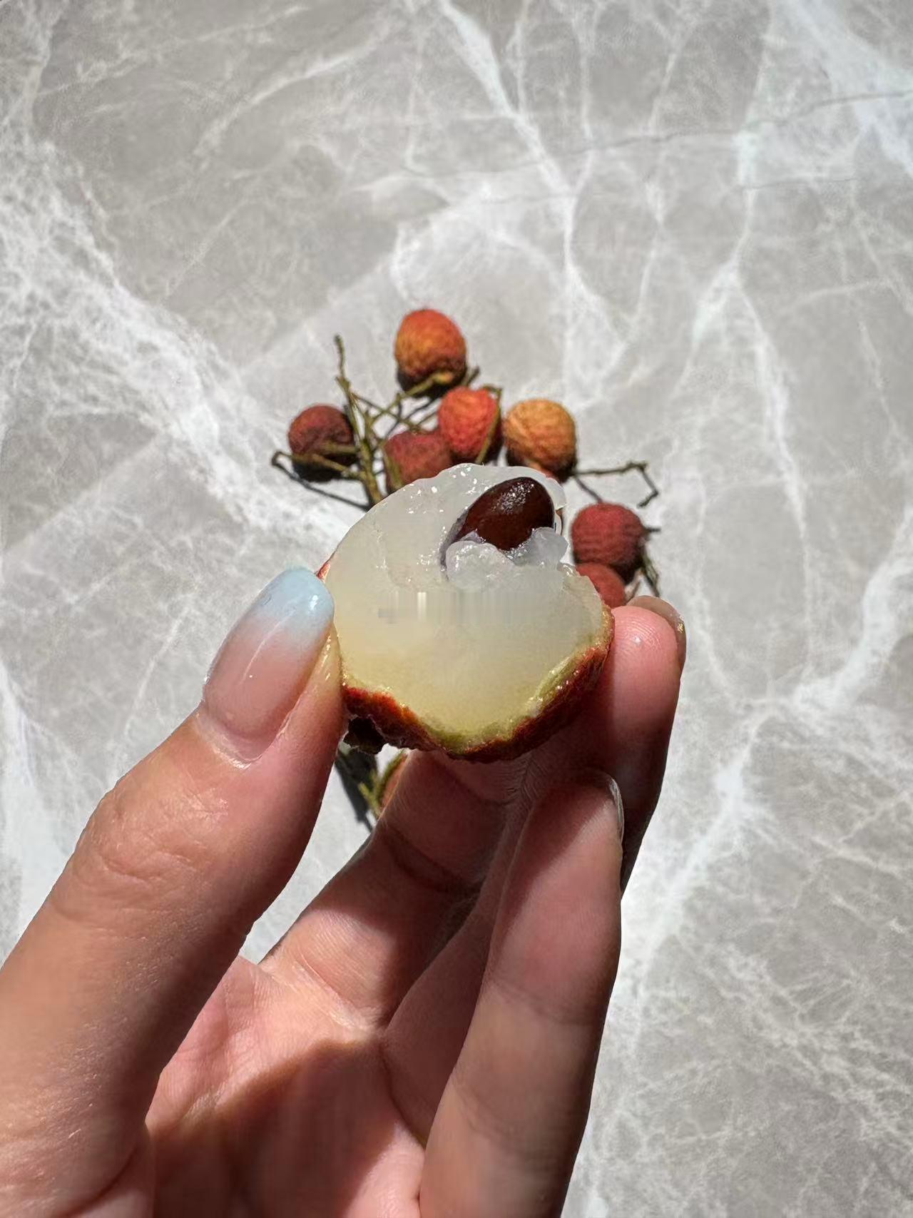 荔枝小年吃到的唯一还不错的荔枝（图片里的已经放了几天了），仙进奉。除了贵（一百不
