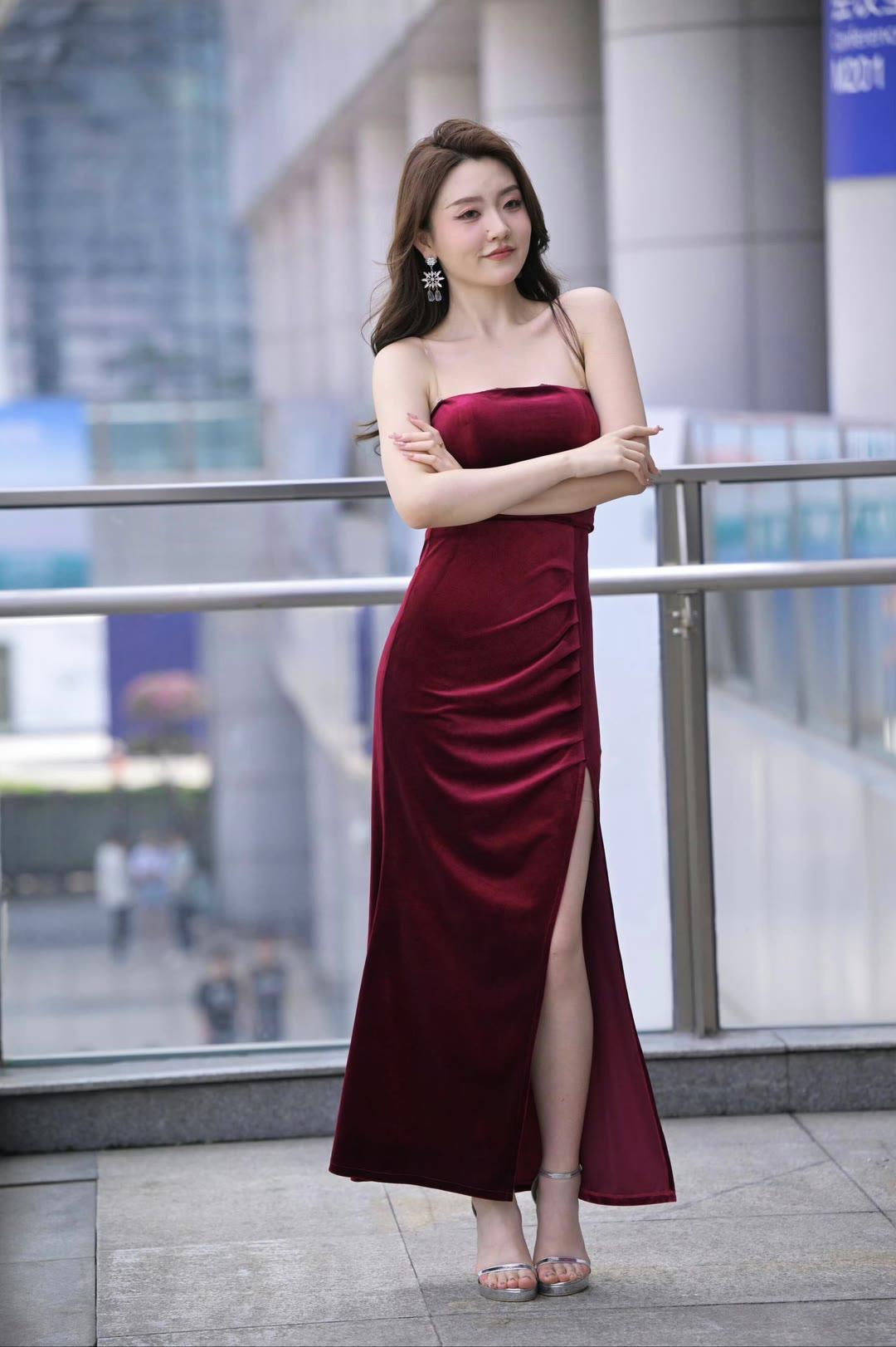 一身酒红丝绒开叉裙的穿着，尽显温柔与从容。