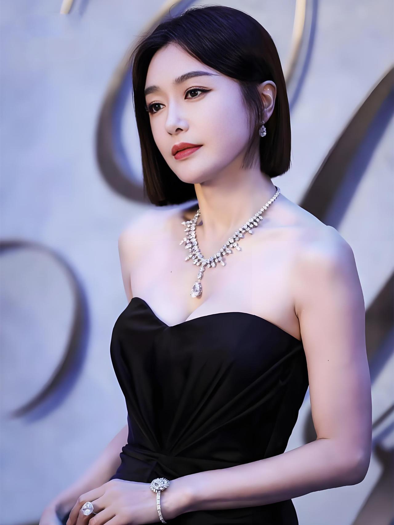 说句良心话，
我不羡慕秦岚的颜值，也不羡慕她的好身材，
唯独羡慕她有张能说会道的