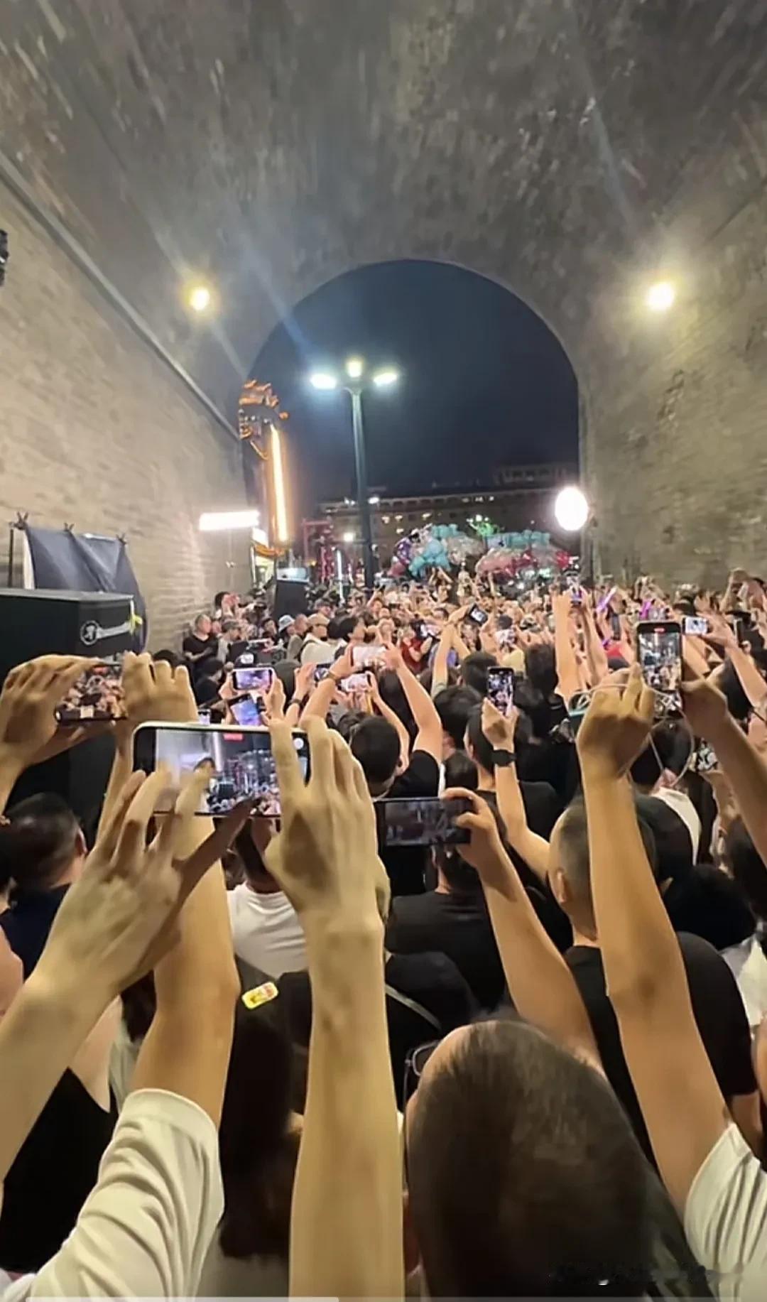 胡夏是一位才华横溢的歌手，他在西安城墙下的音乐现场演出吸引了众多观众。他的音乐风