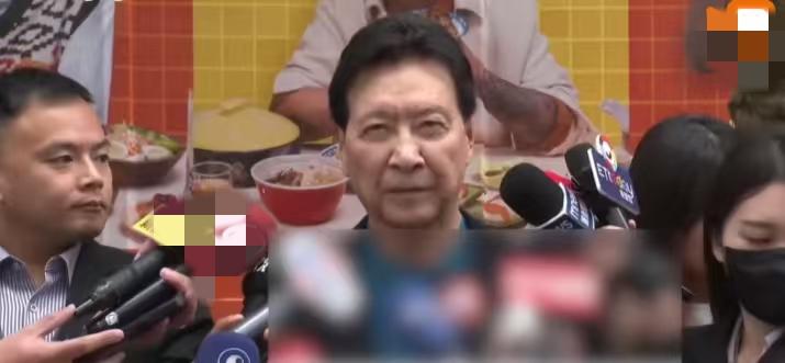 上午郑丽文刚刚接受王浅秋专访谈了她对军购的看法，下午赵少康就按耐不住再次接受记者