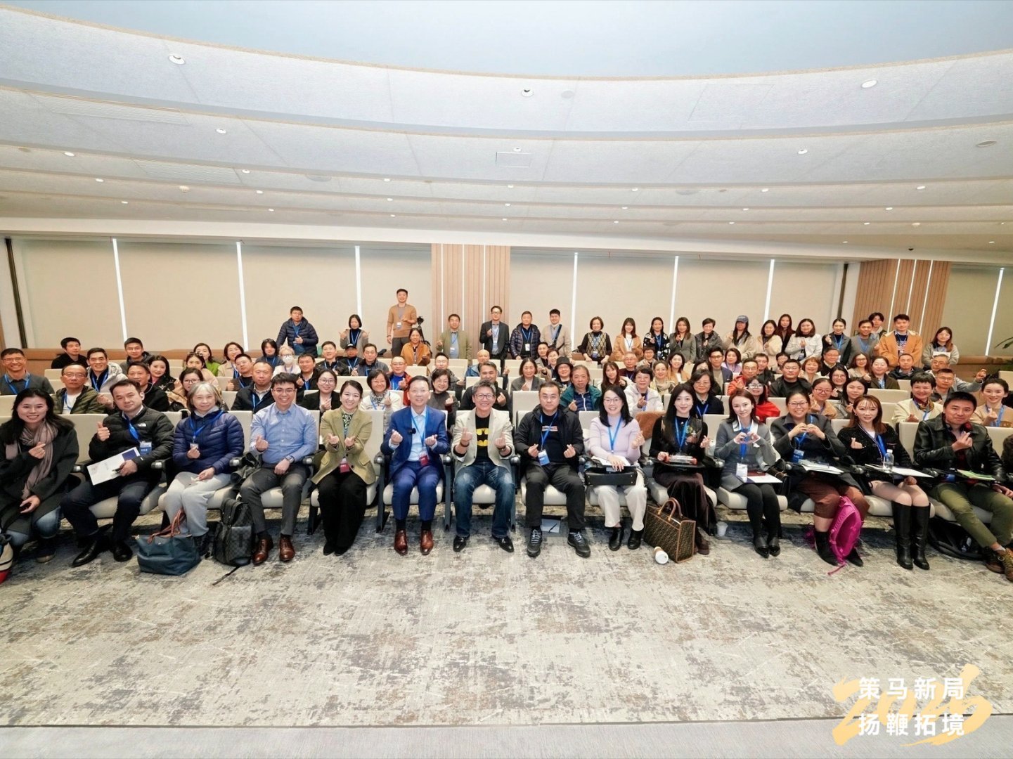 前天上海见面会，今天深圳见面会，昨天中午离开上海时很暖和，现在到上海有点冷。回到