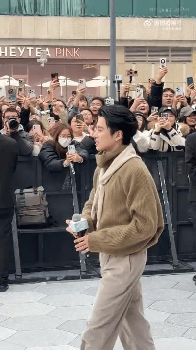 昨晚七点空降通知王鹤棣今天线下有活动，今天线下人气爆棚，王鹤棣人气可以的。