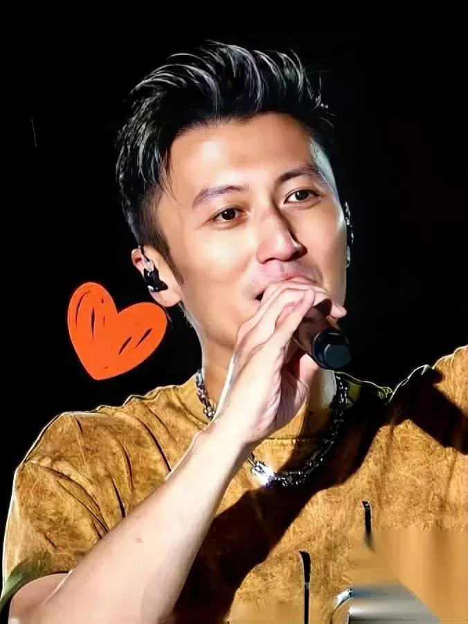 谢霆锋又上热搜了！霍汶希笑不活

演唱会淋雨2小时后他干了件大事

谢霆锋在舞台