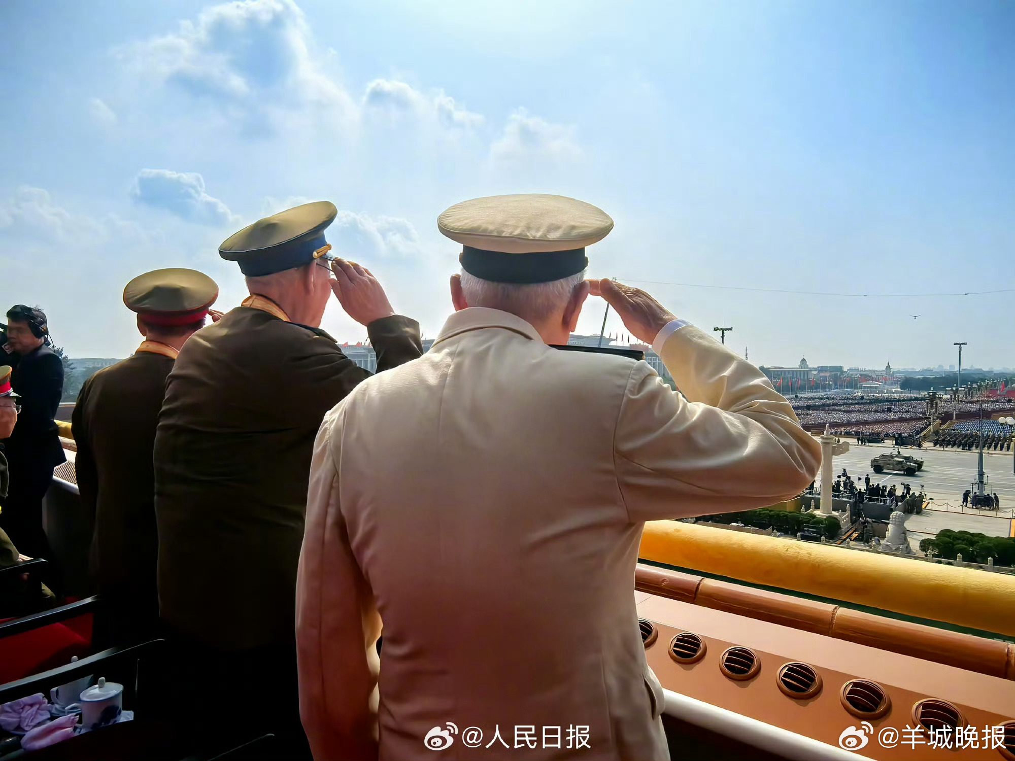 #九三阅兵看点汇总#【真的泪目！#老战士起身敬礼场面看哭了#】阅兵式期间，天安门
