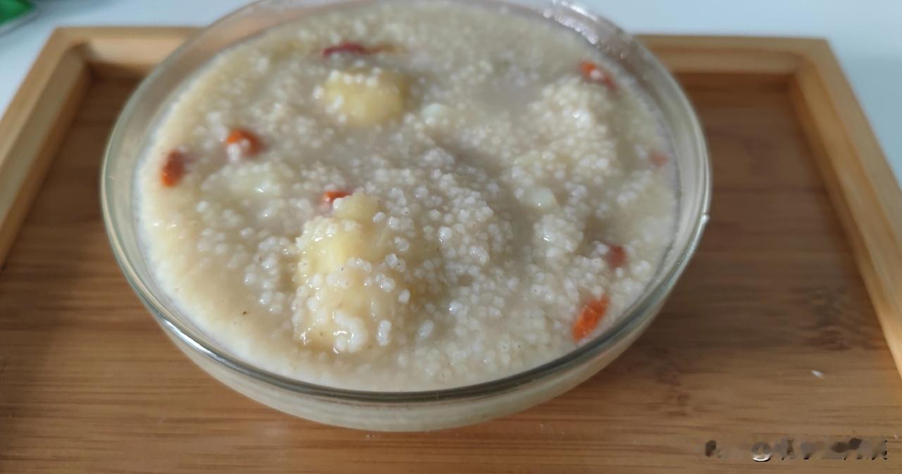 晚上熬了一锅小米红薯粥。这锅粥很“讨巧”吧？
小米金黄、红薯橙红、枸杞点点朱红，