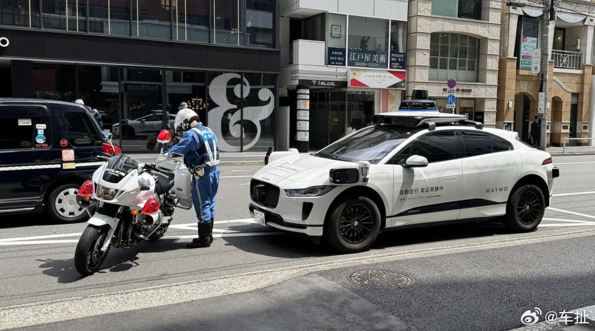 Waymo无人车被日本交警拦停了上个月Waymo无人车进入了日本，周末有人拍下了