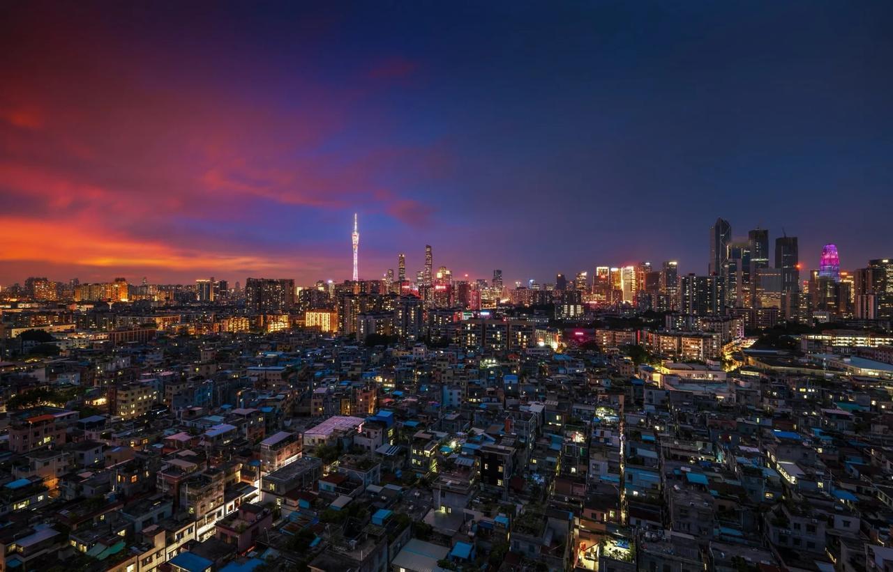 打卡广州经典机位
傍晚到天台收衣服，看到这样一幕，远处的高楼大厦和底下的城中村形