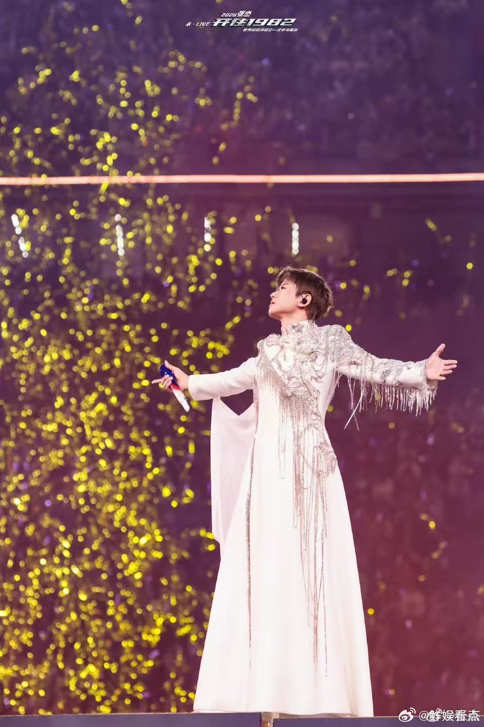 在张杰演唱会上看到强制爱了全网爆笑名场面来了！罗伯特们惨遭捏脖子，画风魔性上演强