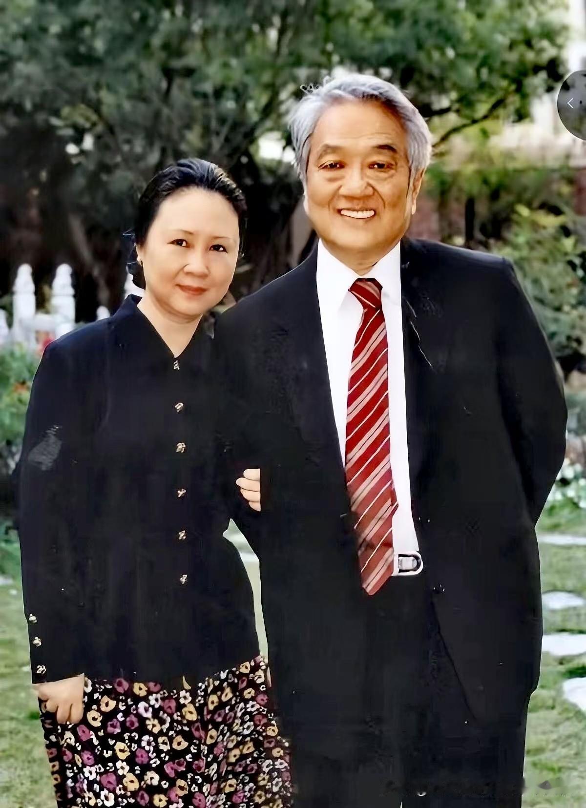 今昔对比琼瑶与平鑫涛，一组合照看尽半生岁月。
从风华正茂到白发相伴，见证二人半生