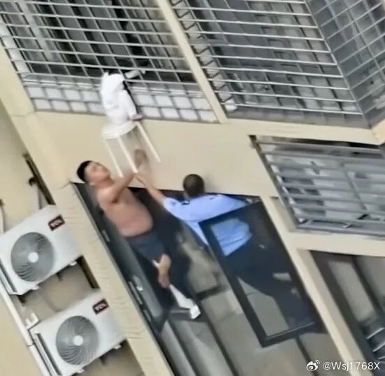 福建一名3岁女童头卡防护网、身体悬空，保安和物业人员冒险托举、消防员紧急破门，最