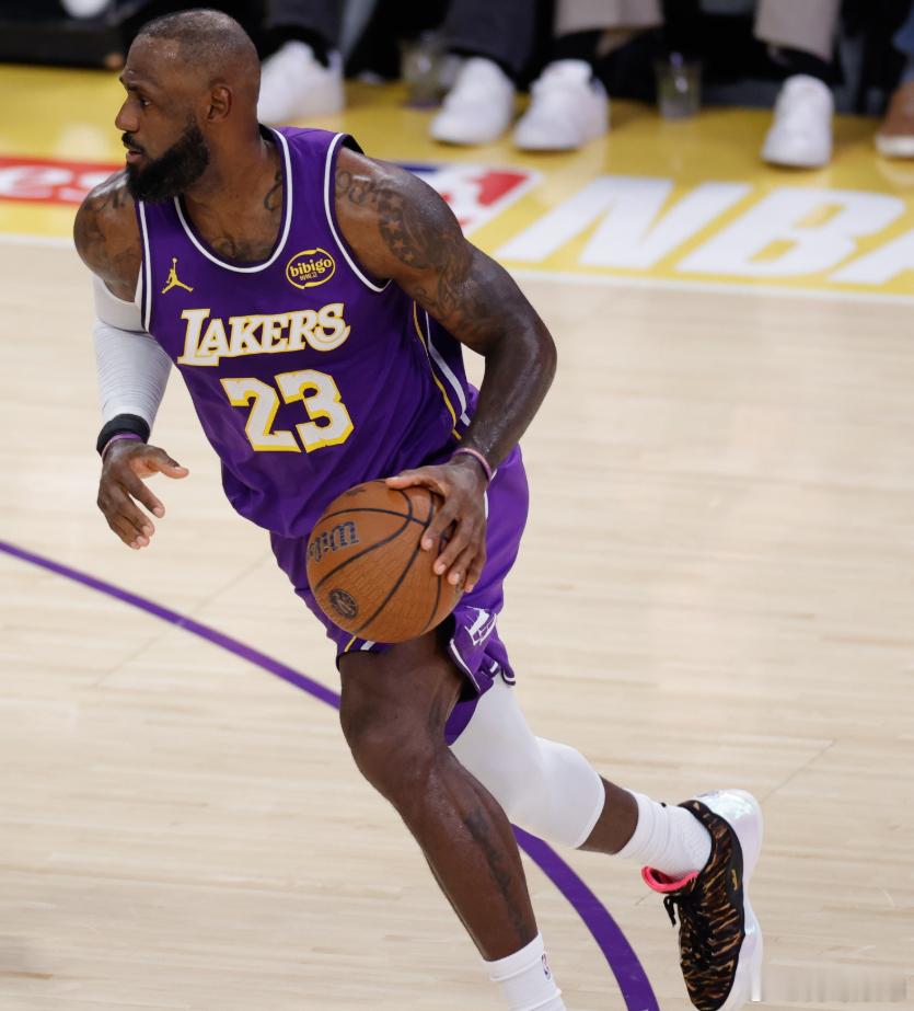 NBA常规赛，湖人客场88-103不敌快船。全场比赛，詹姆斯出战37分钟，投篮2