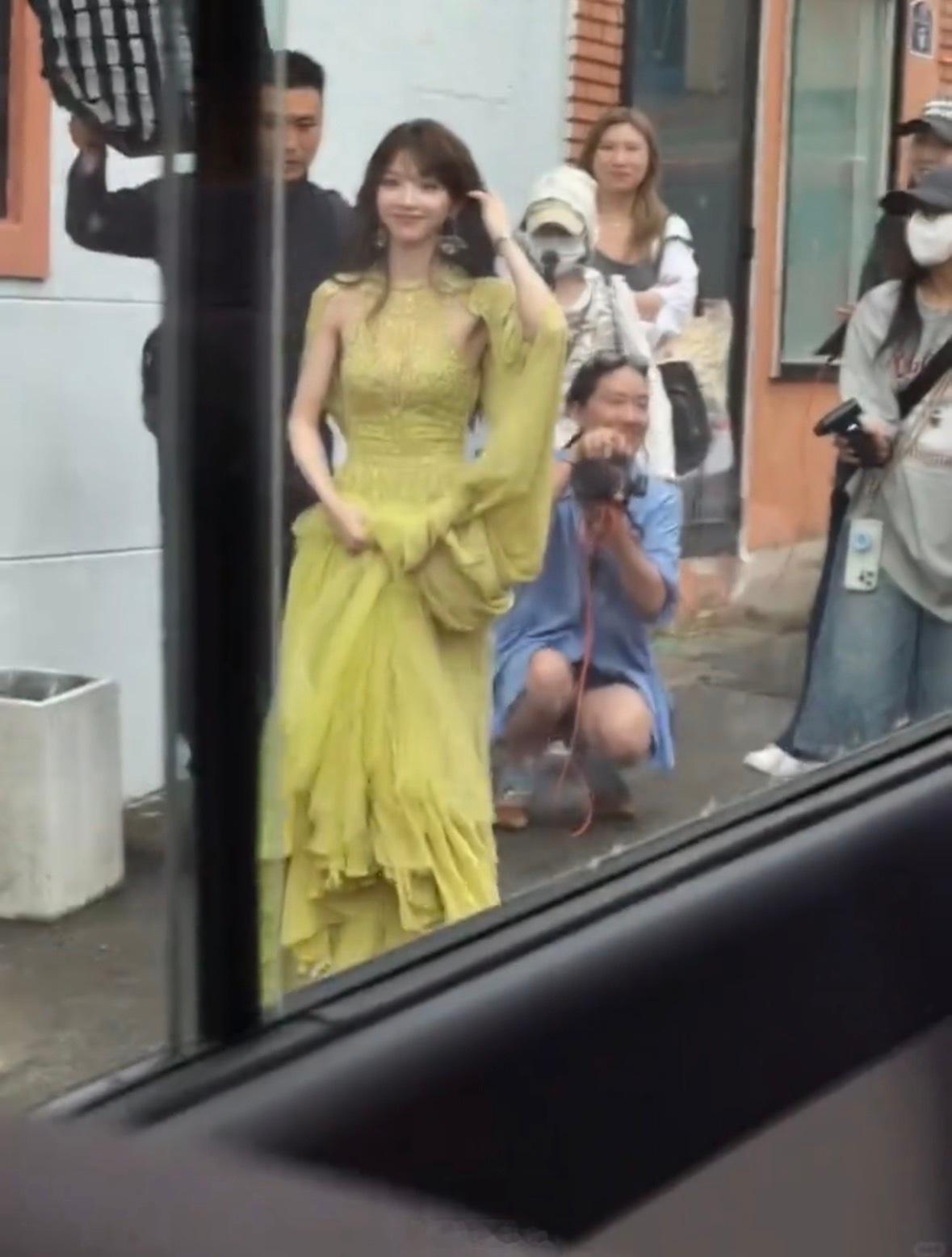 路人拍的田曦薇生图...好甜的美女，滴答滴答化在喂喂里 
