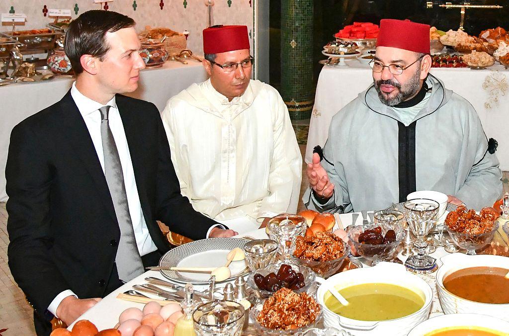 特朗普大女婿看起来很绅士，他和友人吃饭餐桌上没有绿色植物，西餐中餐还是有区别的。