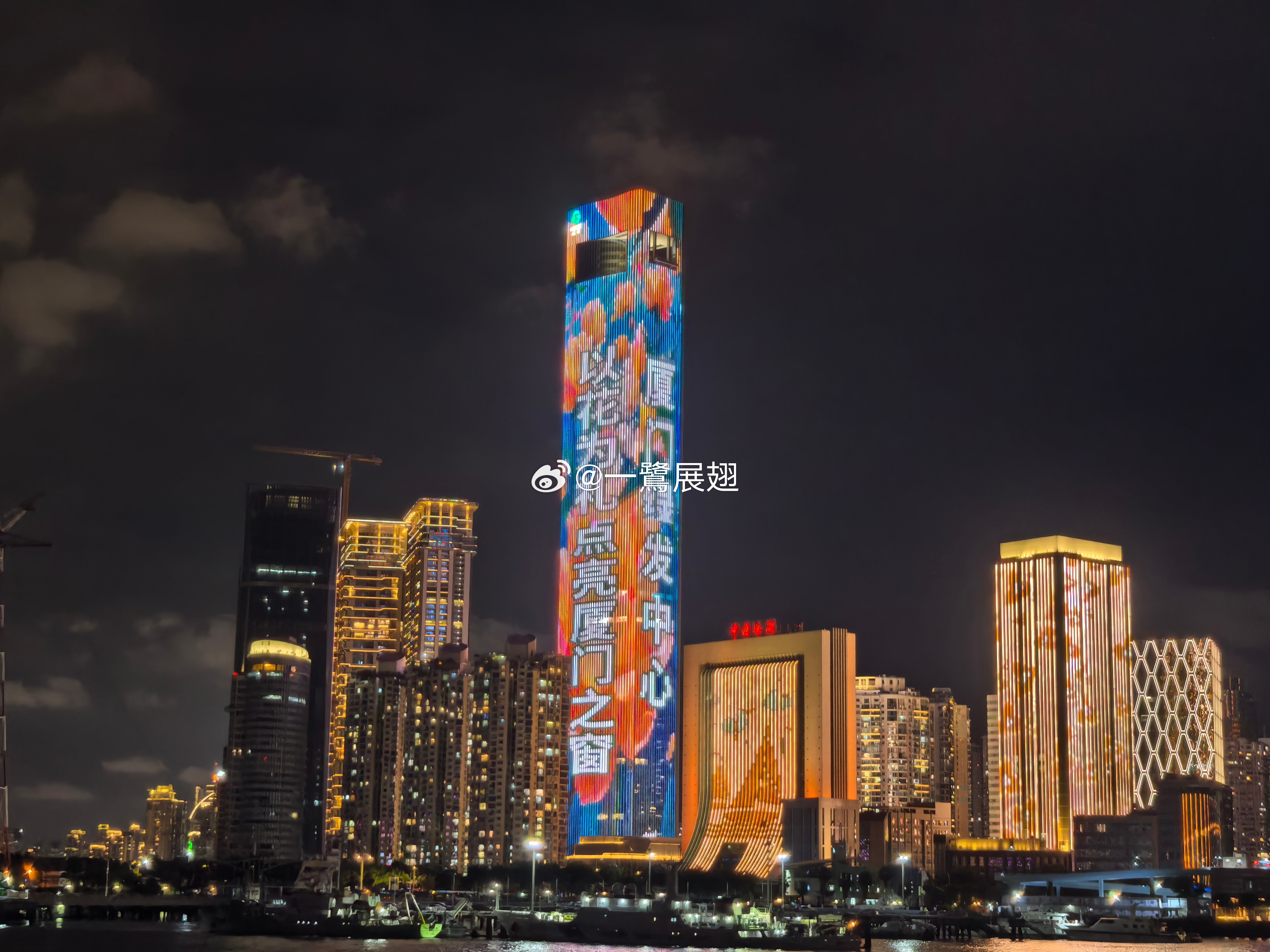 绿发中心为高考 加油应景滚动字幕。厦门·厦门绿发中心