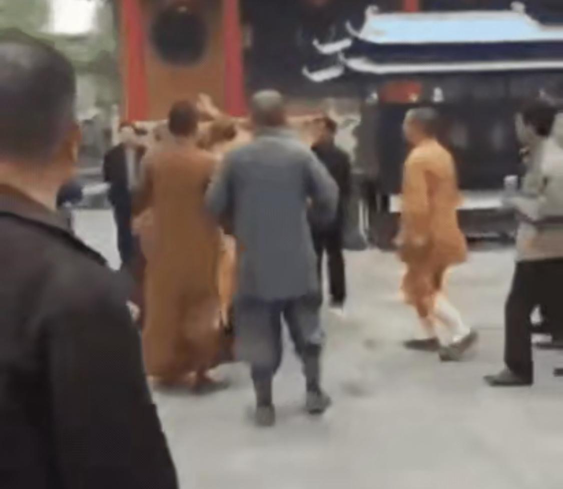 佛门圣地本应是清净庄严之所，出家人当以慈悲为怀、戒嗔戒怒，可若见光头僧众当众争执