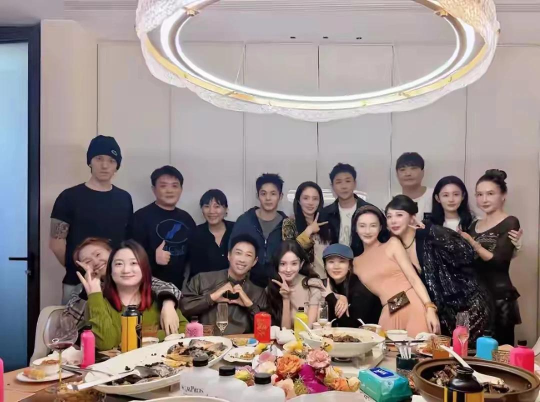 在于正和张慧雯中间的女孩是谁呀？这位置才是真正的C位呢！[大笑]