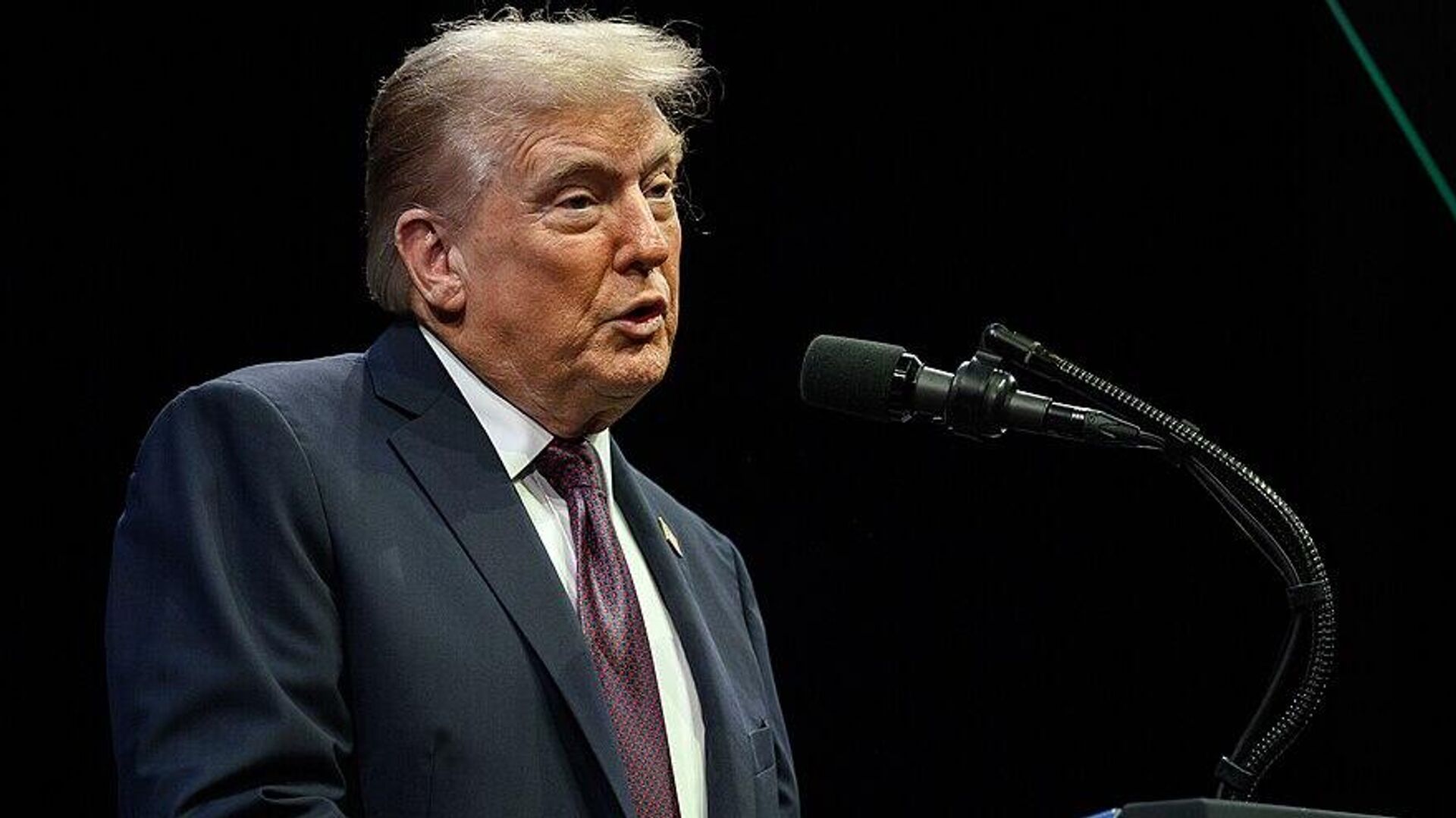 美国总统特朗普在电视节目中明确表示，不会允许中国购买英伟达最先进的芯片。他强调除