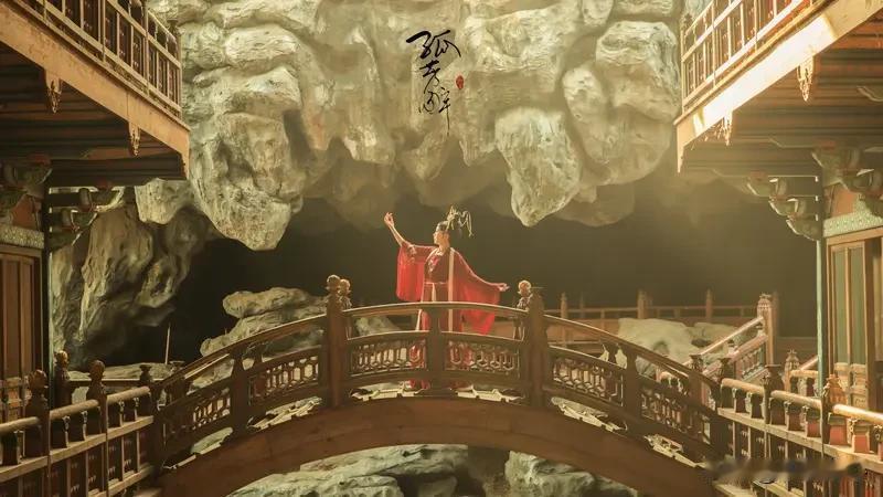 《游春遇美人》
淑气凝春秀色堆，
玲珑身段下瑶台。
樱唇轻启樱珠落，
柳黛微描柳