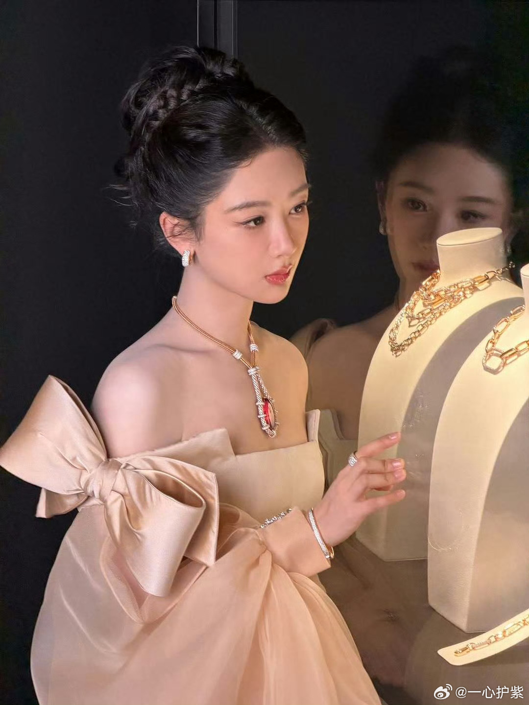 杨紫  杨紫 杨紫玉兰花开君再来 我的脑袋是个小小星球，每天只有你开着月亮列车巡