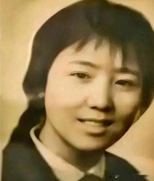 1972年，泥瓦匠张复生迎娶了女知青乔献华。新婚夜，他发现妻子的腰很粗，面对他的