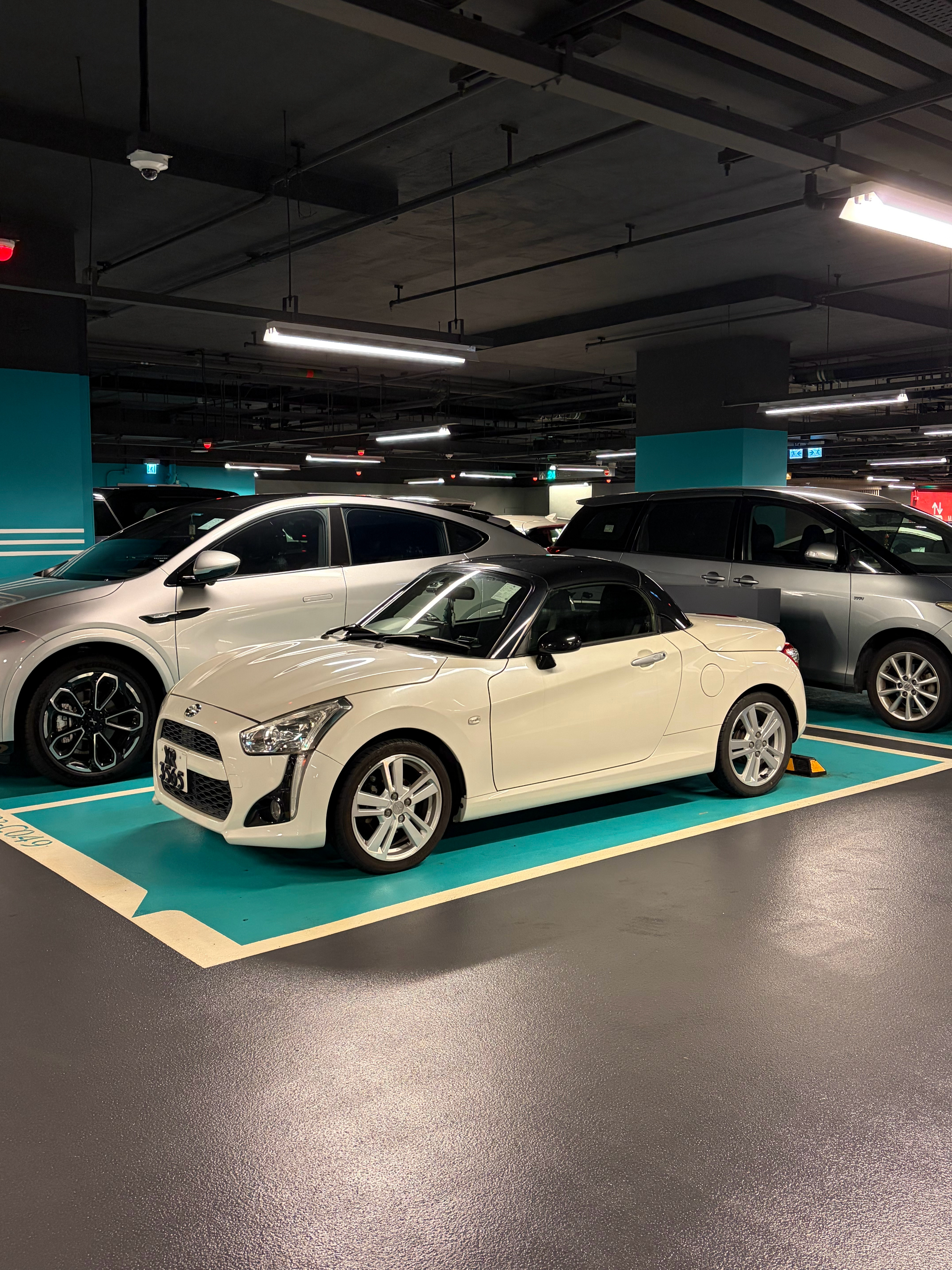 今天在香港拍到了很多有意思的小汽车，这两个就很帅，Alfa GT 3.2L V6