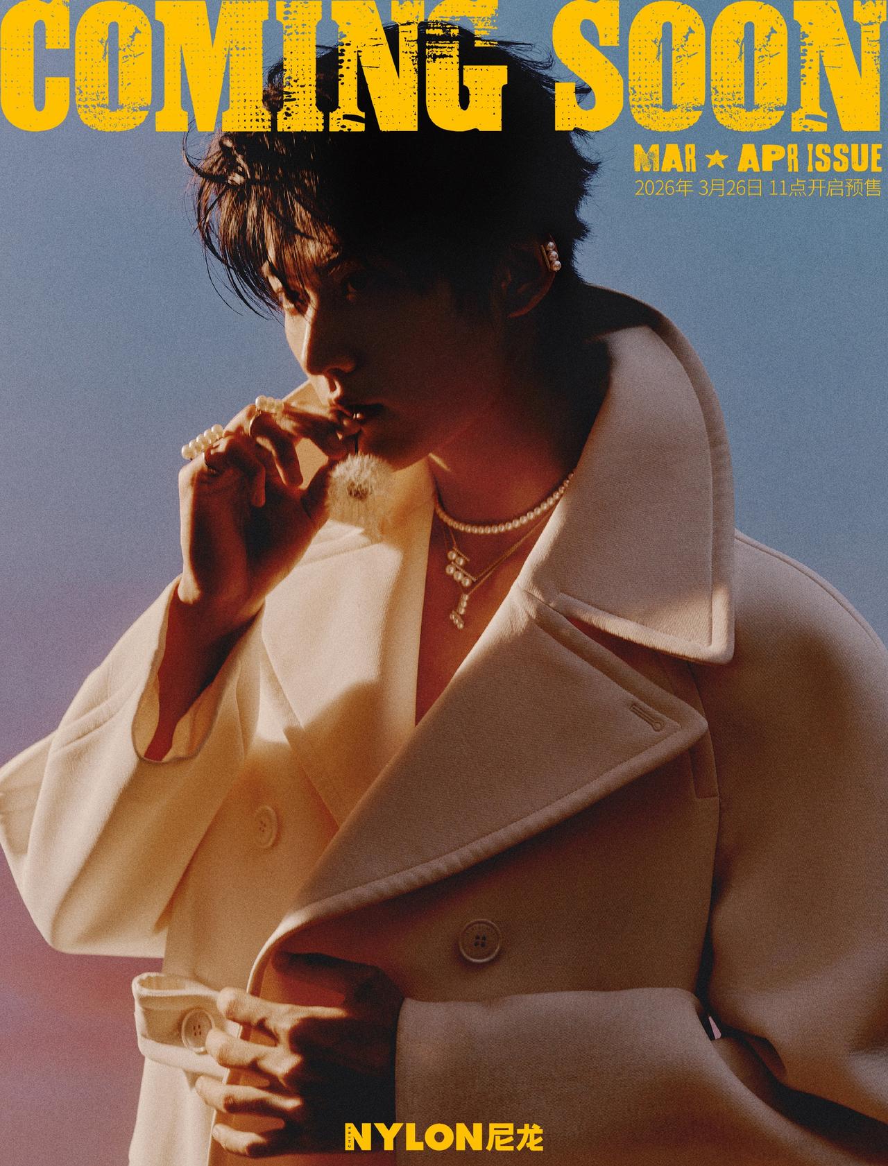 周柯宇亮相尼龙四月刊封面预告，本月芭莎男士开季刊后，又迎来一本新刊，佩戴Tasa