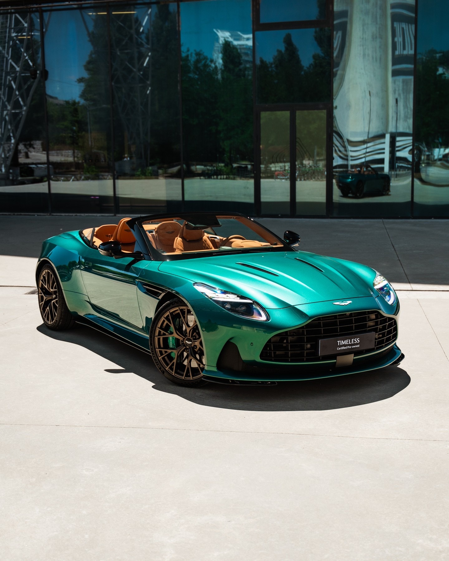 发现这款迷人的DB12 Volante，其独特的赛道绿配色，搭配铜色Cooper