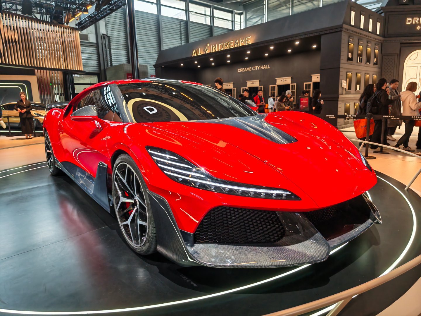 今天在AWE车展直接被追觅汽车色跑车震撼到了，从后面看那个大尾翼和双边四出排气，