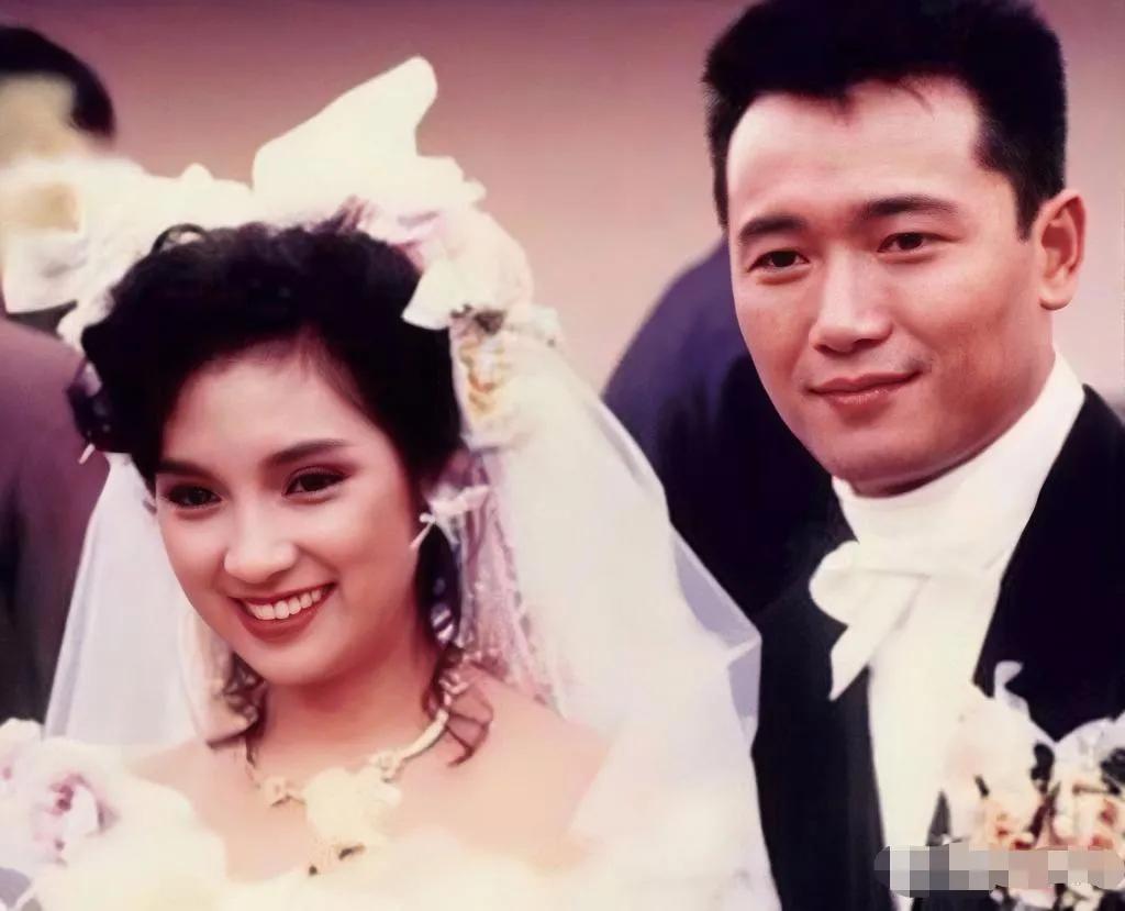 苗侨伟和戚美珍这对夫妇，俩人结识41年，结婚34年，从年轻到年老这一路走来，一起