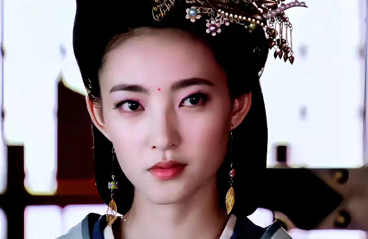 这样一张脸去演短剧可惜吗？
也许并不是坏事，
好演员被资本逼得没有本子长剧剧组塞