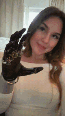 凭意念驱动的机械手
可以完成简单的抓握等操作
希望可以早日造福人类