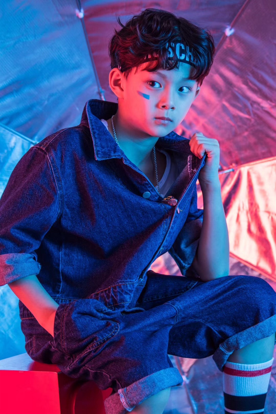 放一个小孩站岗 我去上课了你们可以和他玩 