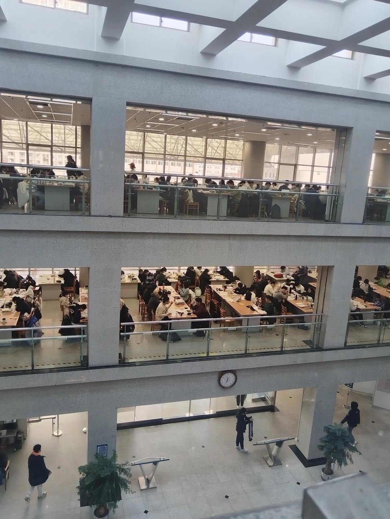 看图片不告诉你这是哪，是不都以为是学校，进了教室了。
这里是图书馆，青岛市北区图