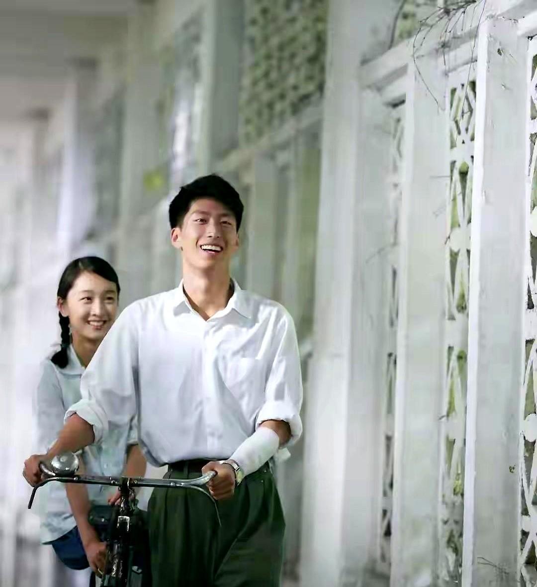 窦骁新剧弹幕炸了，满屏都在“感谢何超莲”。

张艺谋监制的《主角》一开播，收视破