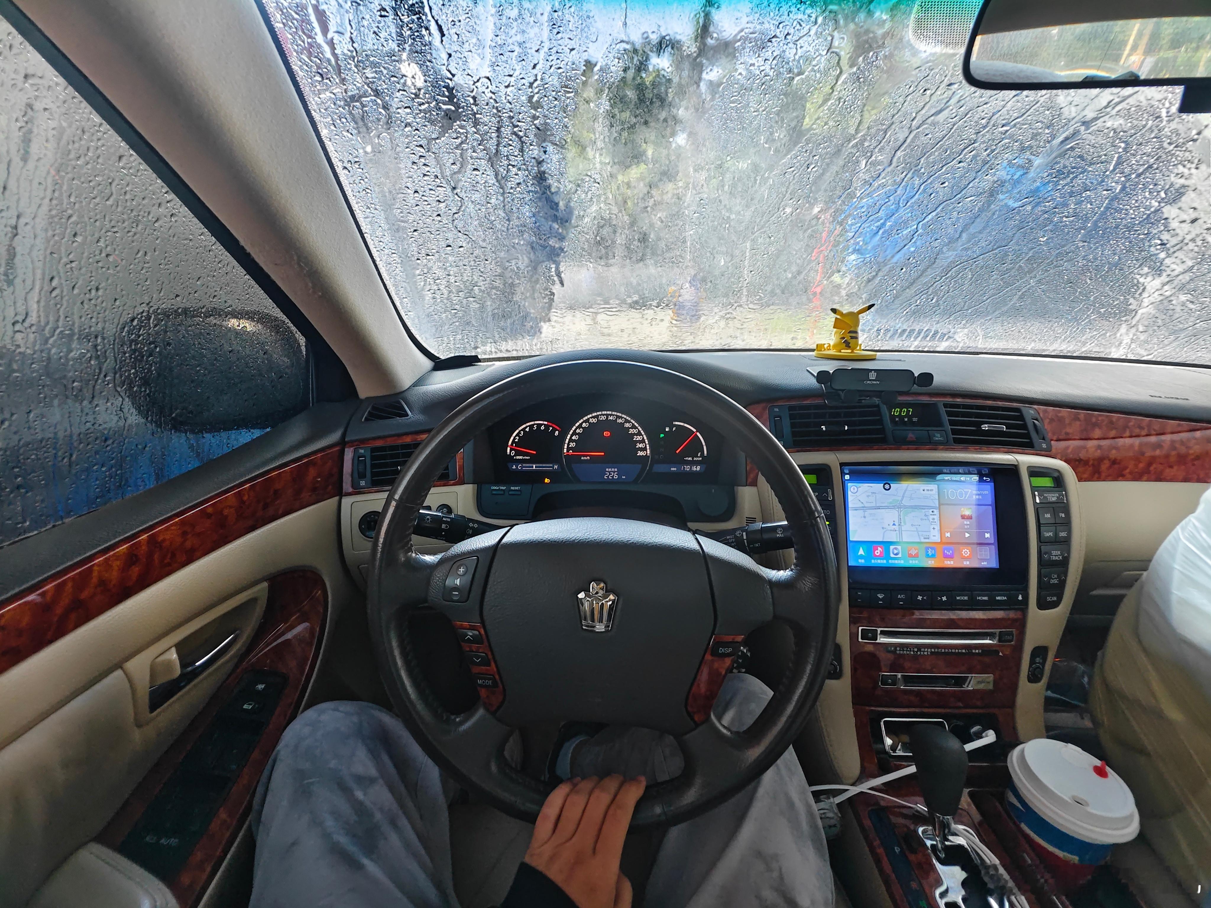 给皇冠简单洗个车，前两周偶尔下雨，车上都是一点一点的灰看着实在难受！ 