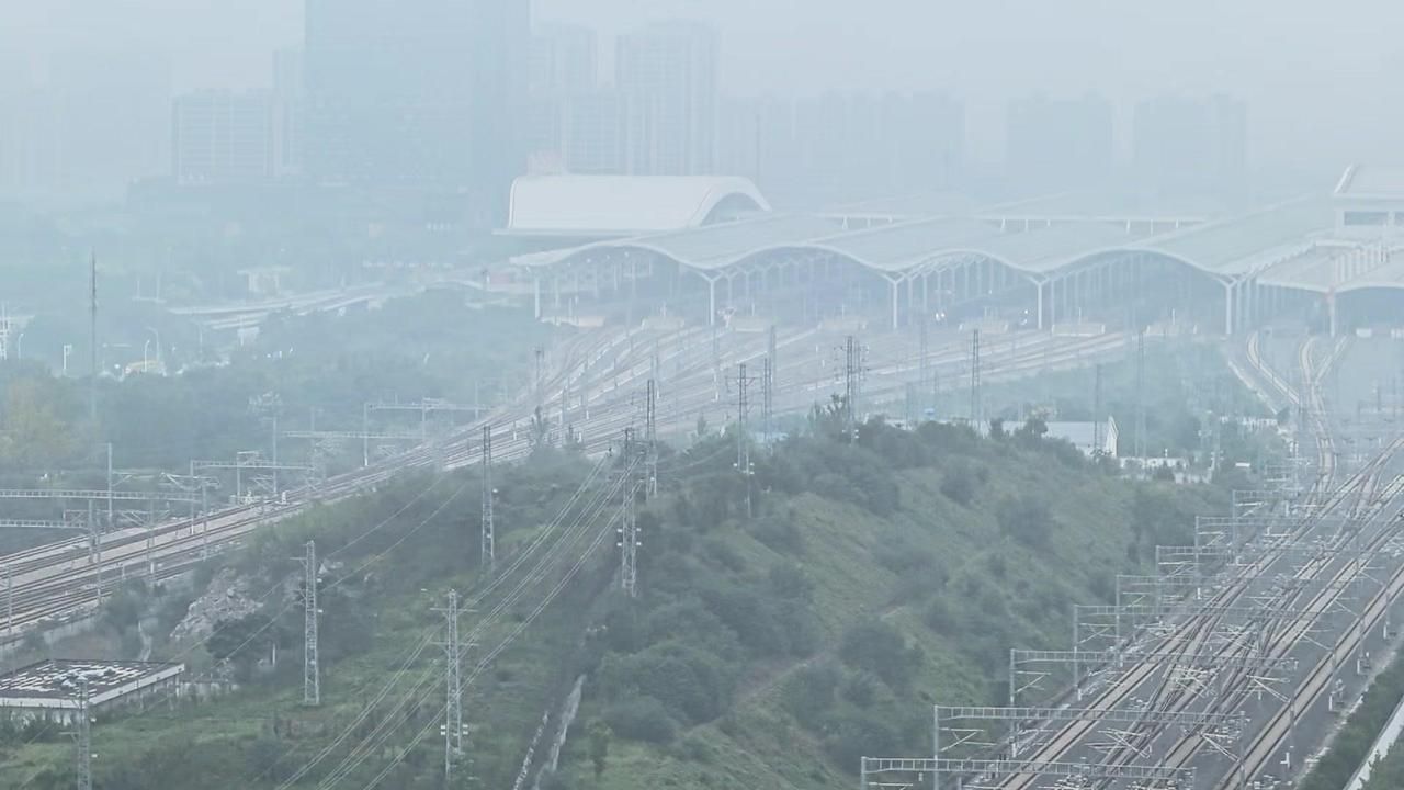 💨京沪大标杆G11高铁有多震撼？一、晨雾中的钢铁巨龙
清晨薄雾里，银白的G11