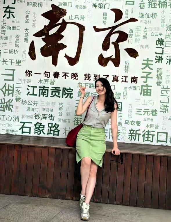 46岁高圆圆去南京旅游的随拍曝光，一身简约穿搭，状态惊艳无数网友！
 
登上中山
