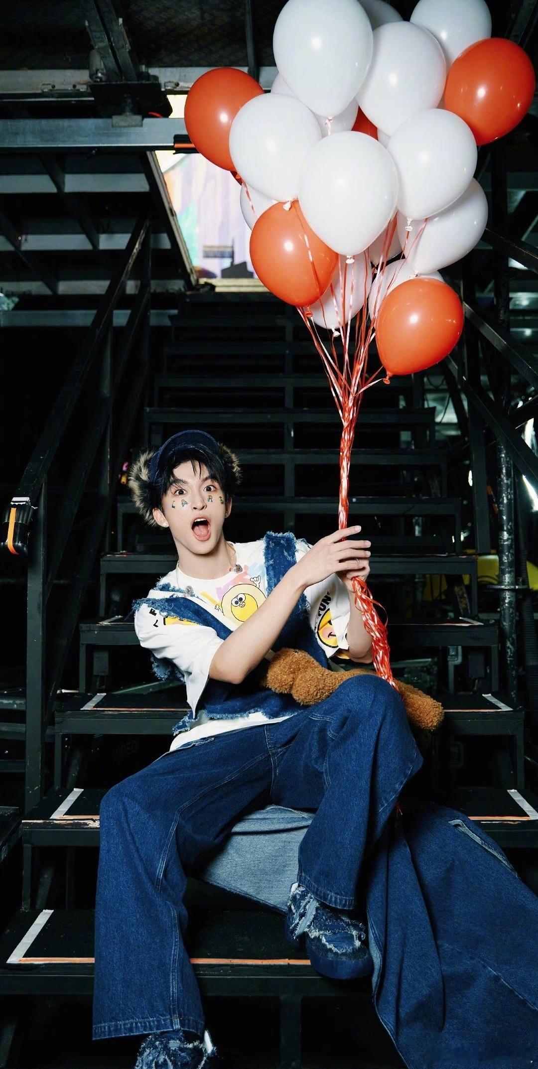 黄子弘凡鸟巢演唱会提前到18点开场黄子弘凡鸟巢演唱会考虑到了演出氛围、天气温度、